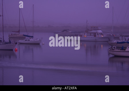 Segelboote im Hafen von Ruhe vor Sonnenaufgang Stockfoto