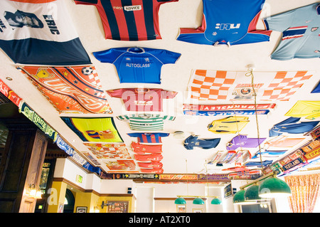 Fußball Erinnerungsstücke und Trikots an der Decke Stockfoto