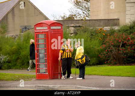 Nordirland-Weg zum Mount Stewart House und Gärten Tempel der Winde Teenager Mädchen durch rote Telefonzelle Stockfoto