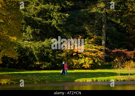 Northern Ireland Mount Stewart House und Gärten Tempel der Winde Menschen wandern aus Gründen Stockfoto