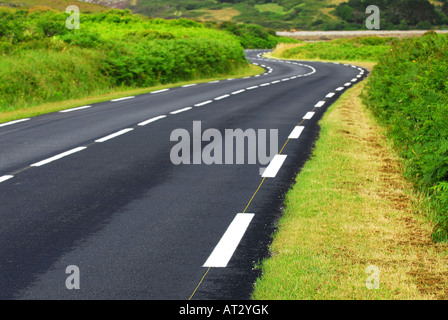 Leere kurvenreiche Landstraße in Brittany France Stockfoto