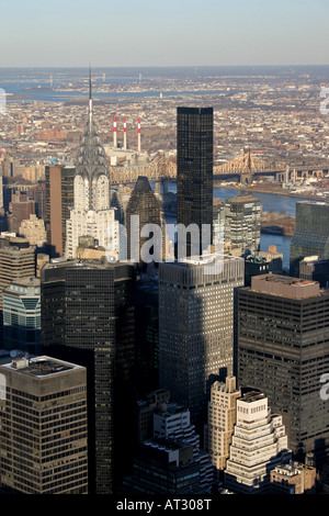 Blick auf das Crysler Gebäude von oben auf das Empire State building (mit seinem Schatten in Sicht), Manhattan, New York Stockfoto