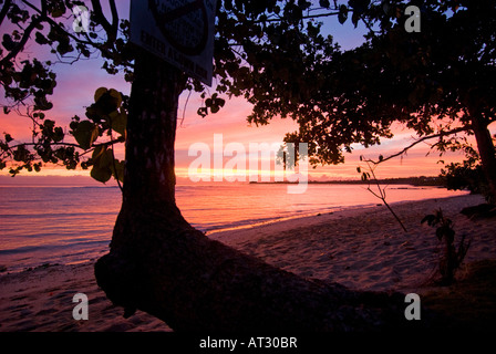 SAMOA Manase Savaii Sonnenuntergang Sonnenuntergang am Strand Abendhimmel gelb rot goldene orange rot Wasser Meer Bäume Idylle idyllischen Traum Stockfoto