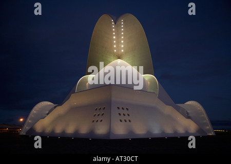 Vorderansicht der Auditorio De Tenerife beleuchtet in der Nacht, entworfen von Santiago Calatrava Santa Cruz Teneriffa Kanarische Inseln Stockfoto