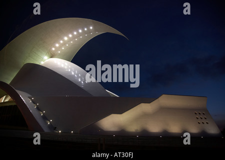 Seitenansicht der Auditorio De Tenerife beleuchtet in der Nacht, entworfen von Santiago Calatrava Santa Cruz Teneriffa Kanarische Inseln Stockfoto