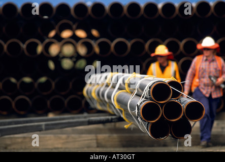 Arbeitnehmer, die Kontrolle [Erdgas] Rohre Stockfoto