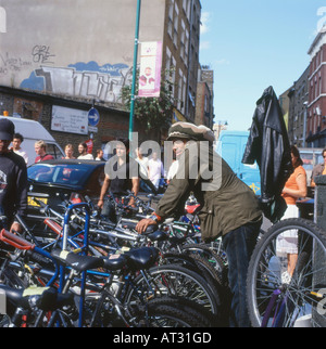 Ein Brick Lane Markt Verkäufer Verkäufer Trader am Sonntag Morgen in Shoreditch East London England UK GB Großbritannien 2006 KATHY DEWITT Stockfoto