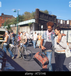 Ein junges Paar an einem Sonntagmorgen im Sommer East London UK KATHY DEWITT in Brick Lane Flohmarkt einkaufen Stockfoto