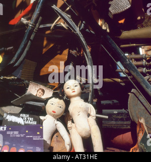 Asiatischen Puppen und Fahrrad in einem Spitalfields Market-Fenster anzeigen London England UK KATHY DEWITT Stockfoto