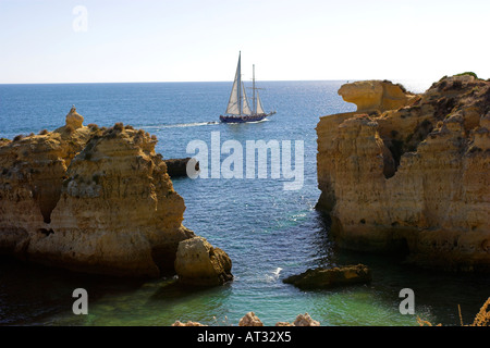 Segelyacht Segeln entlang der Küste von Praia Sao Rafael, Algarve, Portugals Stockfoto