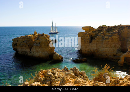 Faszinierende Felsformationen und Felsnadeln am Praia Sao Rafael, Algarve, Portugal Stockfoto