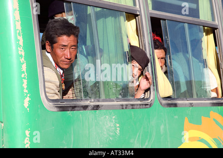 Neugierige Einheimische auf Bus, Gyatso-la-Pass, der Himalaya, Tibet, China Stockfoto