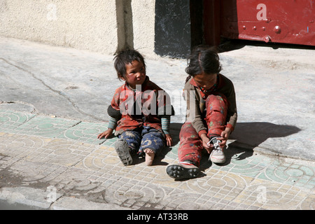 Einen Schuh kurz, Kinder auf der Straße in der Grenze der Stadt Zhangmu, Tibet, China Stockfoto