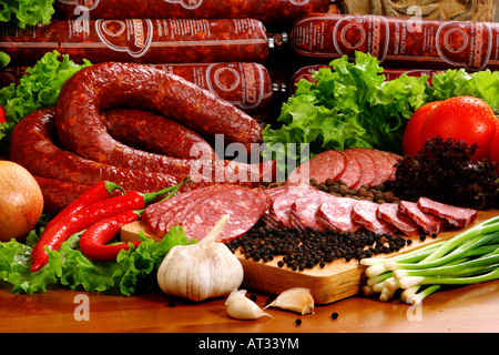 Anzeige von Würstchen und Gemüse Stockfoto