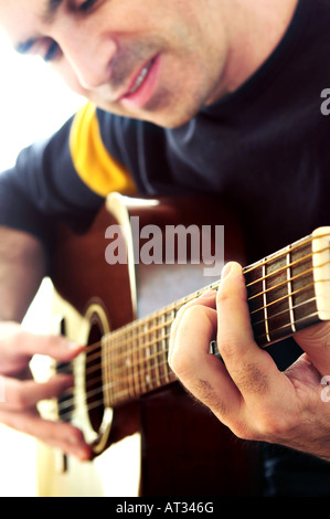 Man spielt eine Musikinstrument akustische Gitarre Stockfoto