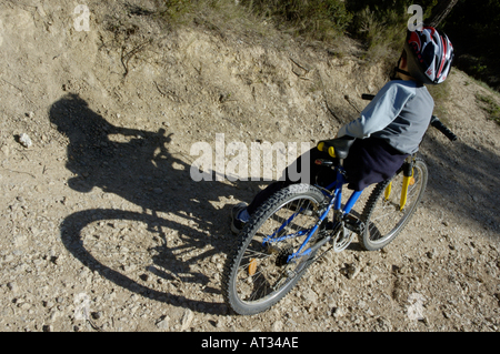 Frankreich Provence Vitrolles Junge sitzt auf seinem Mountainbike auf dem Schmutz Stockfoto