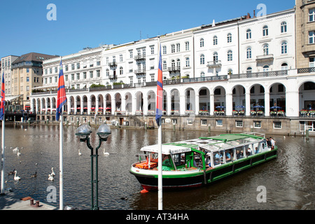 ein Passagierschiff am Alsterfleet vor den Alsterarkaden in Hamburg Stockfoto