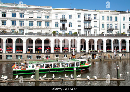 ein Passagierschiff am Alsterfleet vor den Alsterarkaden in Hamburg Stockfoto