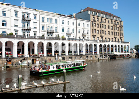 ein Passagierschiff am Alsterfleet vor den Alsterarkaden in Hamburg Stockfoto