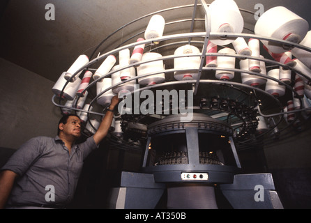 Eine ägyptische Textilarbeiterin anpassen Webmaschine in Kairo Ägypten Textilfabrik Stockfoto