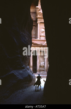 Reiterin im engen Siq Durchgang in die alten nabatäischen Siedlung von Petra in Jordanien Stockfoto