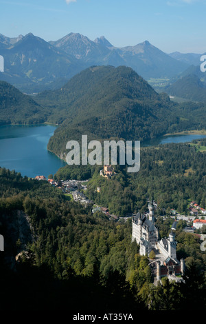 Panoramablick auf das Schloss Neuschwanstein und seine Umgebung in Bayern im Süden Deutschlands Stockfoto