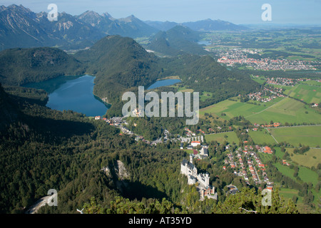 Panoramablick auf das Schloss Neuschwanstein und seine Umgebung in Bayern im Süden Deutschlands Stockfoto