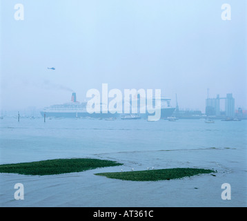 Queen Sie Mary 2 mit Queen Elizabeth 2 Southampton Mai 2004 Stockfoto