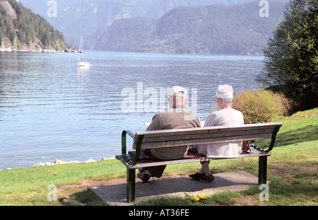 Älteres Paar auf einer Bank sitzend Stockfoto