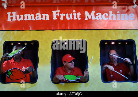 EINE MENSCH-MASCHINE-FRUCHT ATTRAKTION BEI DEN UNSCHULDIGEN DORFFEST IM REGENTS PARK LONDON 2007 Stockfoto