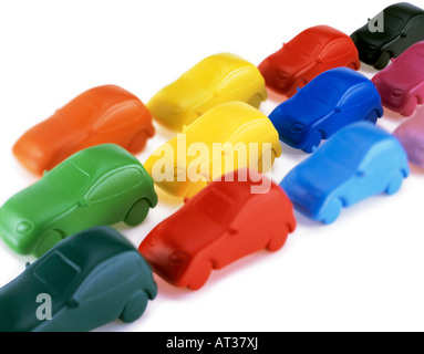 Modellautos in einer Reihe, weißer Hintergrund Stockfoto