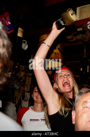 Schweizer fan Klingeln Kuhglocke Vs Frankreich, WM 2006, Le Beaujolais Wine Bar, Litchfield St, London Stockfoto
