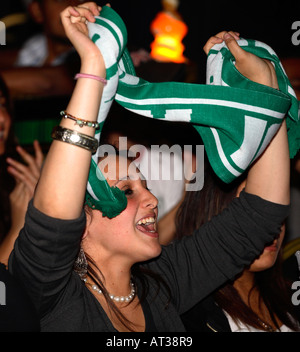 Saudi-Arabischer Fan feiert ein Ziel gegen Tunesien in WM 2006, Marimar Restaurant Edgware Road, London Stockfoto