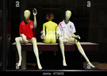 Showroom Dummies in Material Lab Studio Fenster tragen England Replik-Streifen, Great Titchfield Street, London, 2006 World Cup Stockfoto