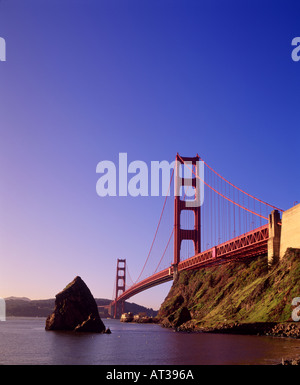 Blick vom Ufer auf die Golden Gate Bridge in San Francisco an einem Tag mit blauem Himmel Stockfoto