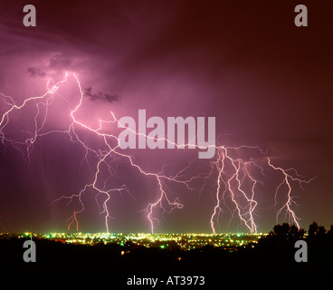 Viele Blitze Blitze schießen über den Nachthimmel über der Stadt Stockfoto