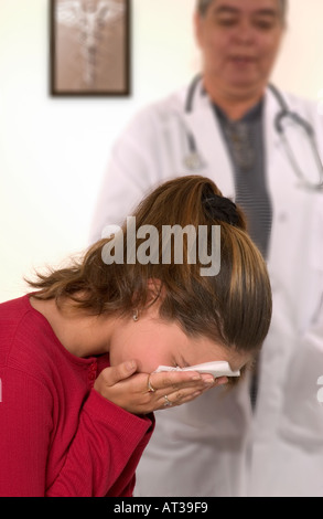 Weibliche GP steht während jugendlich Mädchen schreit von schlechten Nachrichten. USA Stockfoto