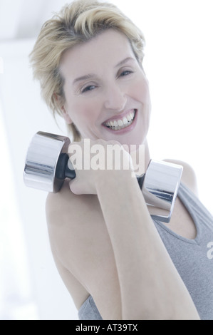 Eine Frau hält eine silberne Glocke stumme Stockfoto