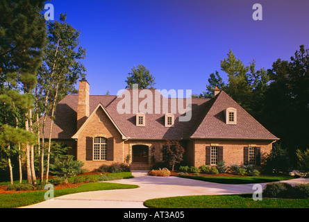 Eine große Ziegel großbürgerlichen Haus mit einem Rondell und ein gut gepflegten Vorgarten Stockfoto