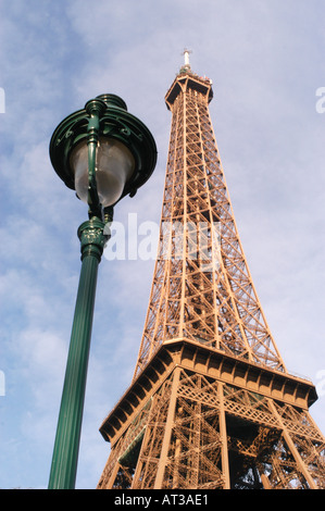 Eiffelturm und Street Lampe Stockfoto