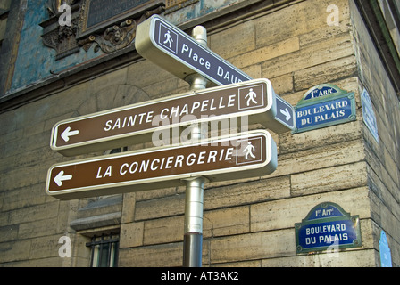 Paris, Frankreich. Wegweiser zur Sainte-Chapelle, La Conciergerie und Place Dauphine im Boulevard du Palais, auf Isle De La Cite Stockfoto