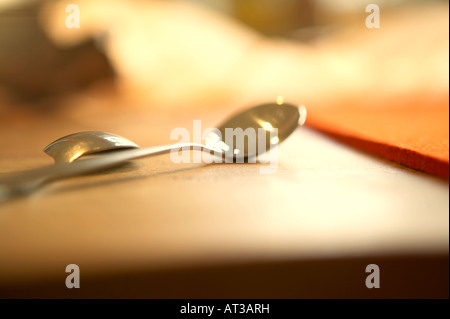 Zwei Löffel auf dem Tisch Stockfoto