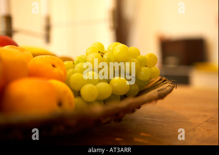 Ein Korb mit Obst auf einem Tisch Stockfoto