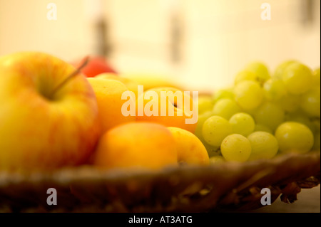 Ein Korb mit Obst auf einem Tisch, Nahaufnahme Stockfoto