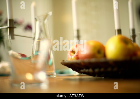 Gläser und Obst Schüssel auf dem Tisch Stockfoto