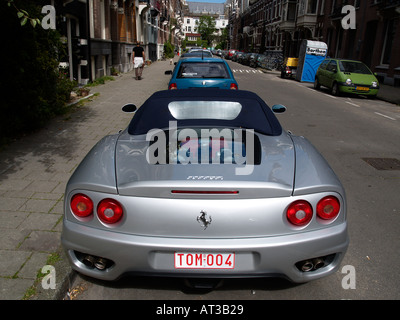 Rückseite eines silbernen Ferrari-Sportwagens mit belgischen Eitelkeit Platten geparkt in Amsterdam, Niederlande Stockfoto