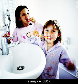 Zwei Schwestern im Badezimmer Reinigung ihrer Zähne Stockfoto