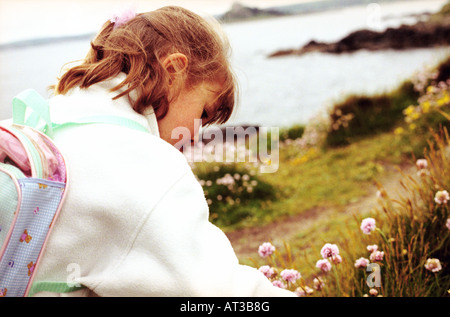 Ein junges Mädchen, die wilden Blumen pflücken Stockfoto