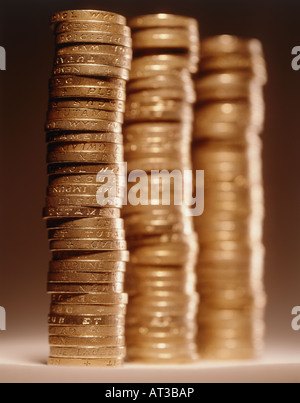 Ein Pfund-Münzen in drei Haufen gestapelt Stockfoto