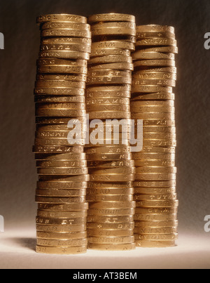 Ein Pfund-Münzen in drei Haufen gestapelt Stockfoto